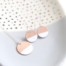 Enamel jewellery set White and copper enamel jewelry set
