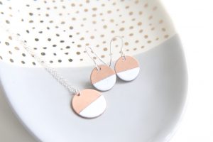 Enamel jewellery set White and copper enamel jewelry set